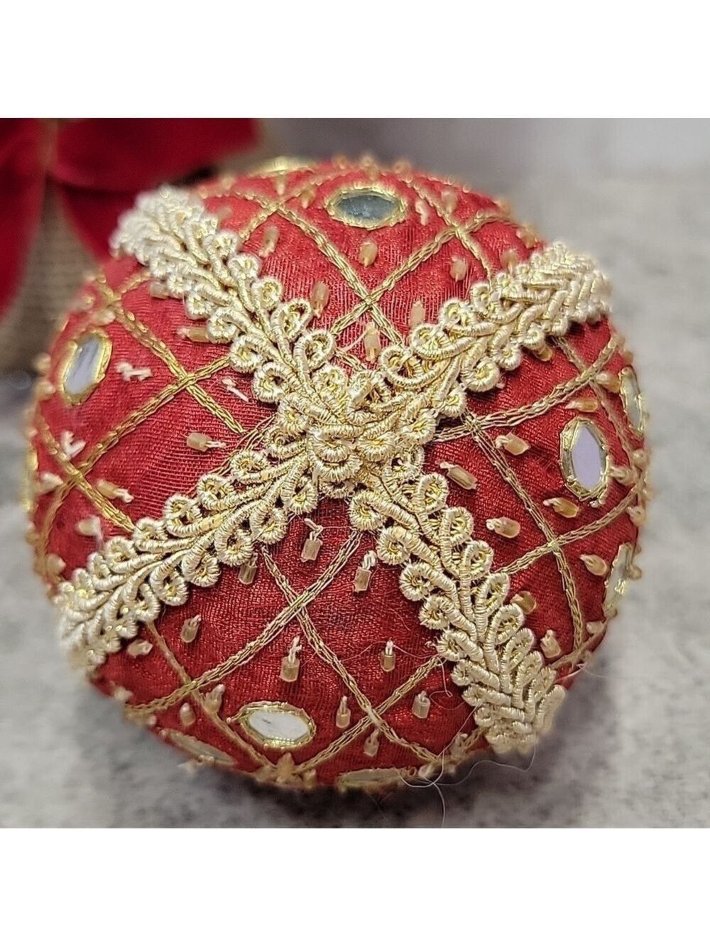 Large Vintage red fabric ornament with beads & mirrors - Picture 4 of 5